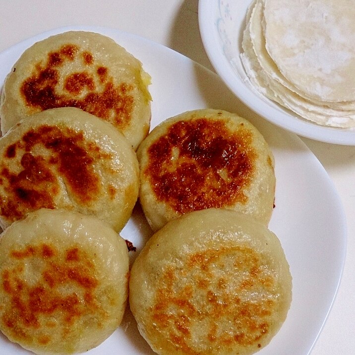 お焼き・・と、余った生地は餃子の皮にしてしまおう！